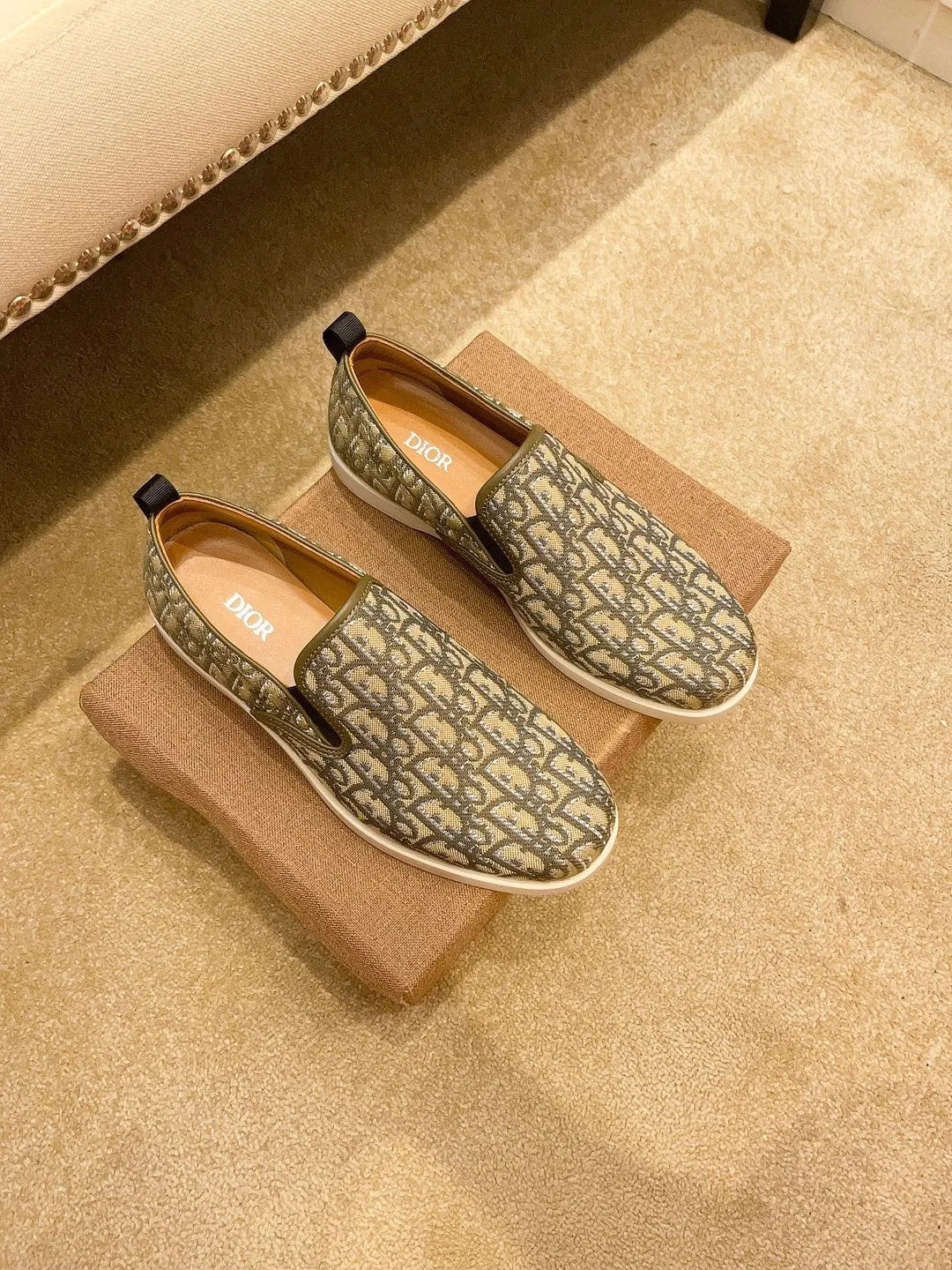 Factory price 380🔥[Dior] The latest 2024 new model is carefully crafted and set off the audience! An international brand that continues to innovate. This men's all-season casual shoe, the original version, has an all-leather upper, breathable and comfortable leather feet ➕Rubber non-slip outsole, breathable and comfortable, quality speaks for itself👄Color: two colors Size: 38-44